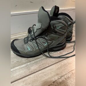 Salomon women’s outdoor /hiking boots. Keeps your feet dry! Size 8.5